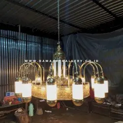 Pengrajin Lampu Masjid Nabawi Kuningan